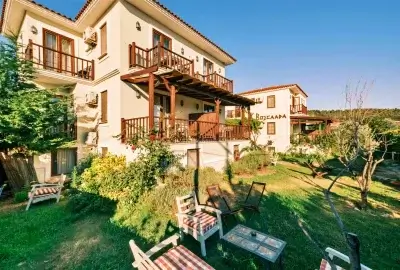Ayazma Plajı yakınında yer alan K Bozcaada Paralia’nın geniş bahçesi, deniz manzarası ve huzurlu oturma alanlarıyla sabah ışığında.